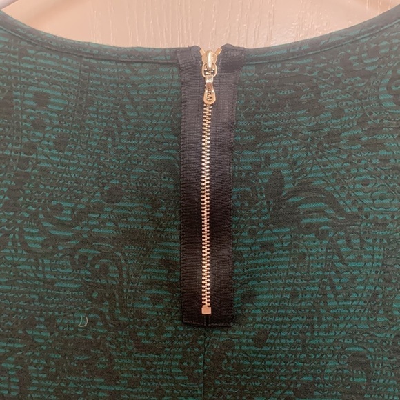 Ann Taylor Paisley Jacquard Short Sleeved Green and Black Top - Size S - Picture 11 of 12